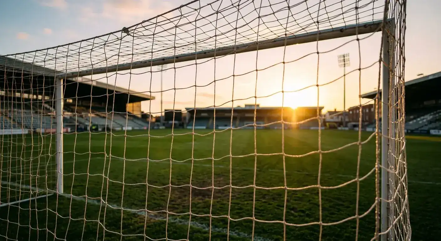 Foussballgol mat Netz an engem Stadion, Owendluucht vun hannen